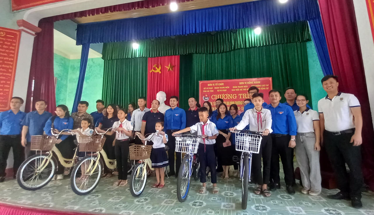 Đoàn thanh niên Bộ Tư pháp tặng quà cho các gia đình thương binh, liệt sĩ và học sinh hoàn cảnh khó khăn tại Hà Tĩnh