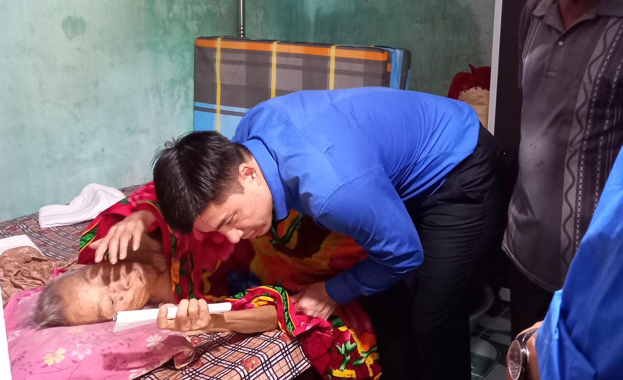 Đoàn thanh niên Bộ Tư pháp tặng quà cho các gia đình thương binh, liệt sĩ và học sinh hoàn cảnh khó khăn tại Hà Tĩnh