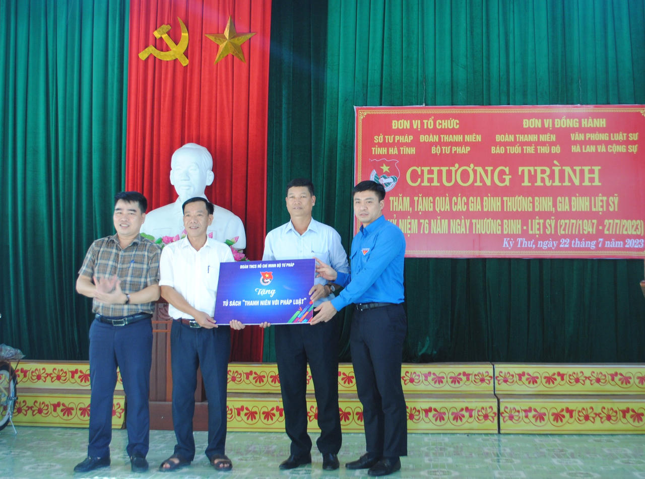 Đoàn thanh niên Bộ Tư pháp tặng quà cho các gia đình thương binh, liệt sĩ và học sinh hoàn cảnh khó khăn tại Hà Tĩnh