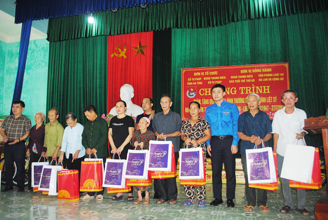 Đoàn thanh niên Bộ Tư pháp tặng quà cho các gia đình thương binh, liệt sĩ và học sinh hoàn cảnh khó khăn tại Hà Tĩnh