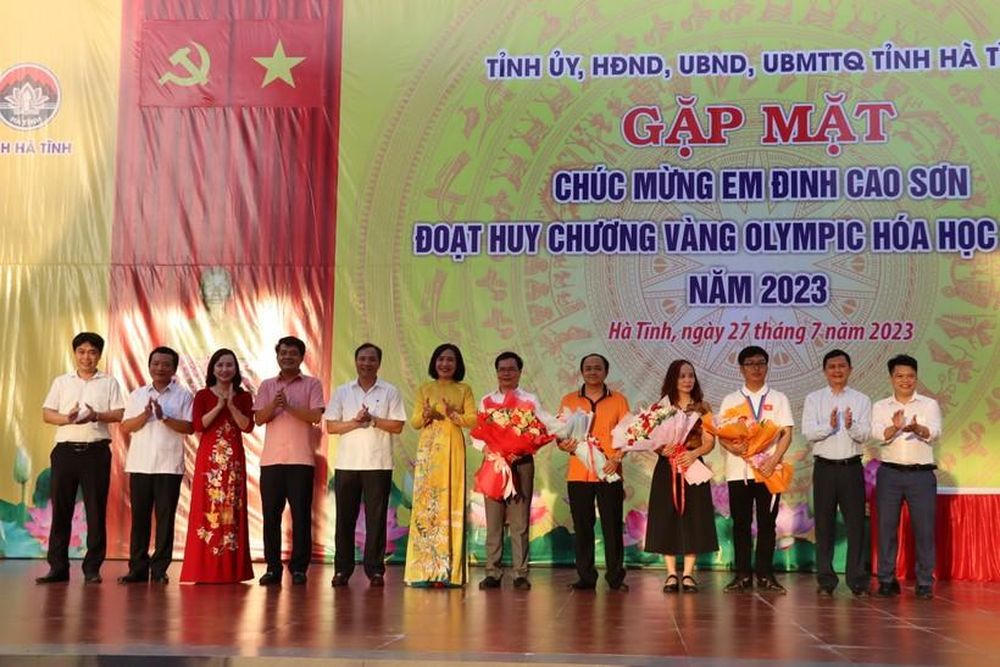 Tỉnh Hà Tĩnh gặp mặt chúc mừng em Đinh Cao Sơn giành HCV Olympic Hóa học quốc tế