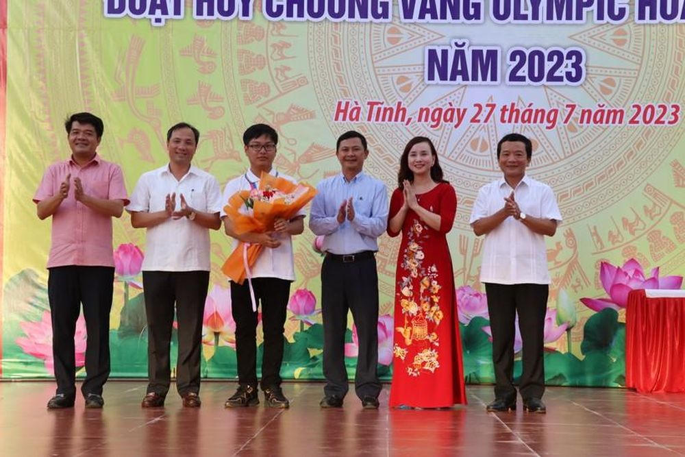 Tỉnh Hà Tĩnh gặp mặt chúc mừng em Đinh Cao Sơn giành HCV Olympic Hóa học quốc tế