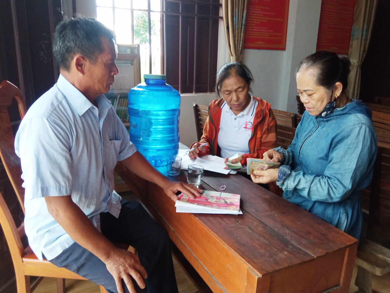 Cả thôn góp tiền giúp nam sinh có mẹ bị bạo bệnh vào đại học