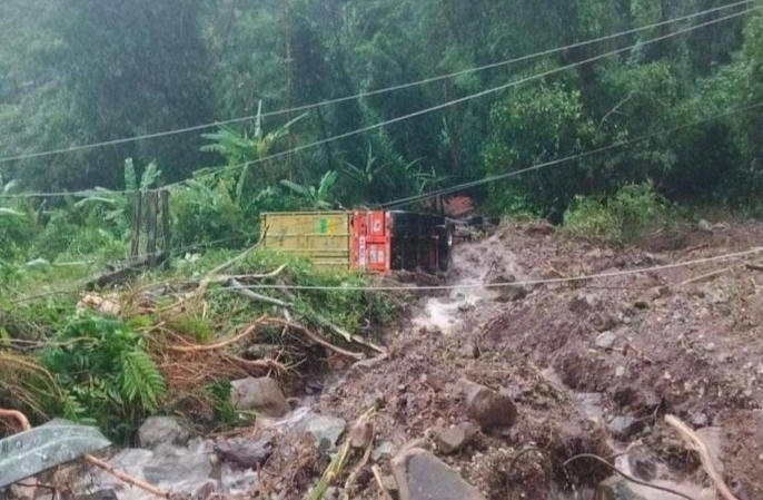 Mưa lớn, sạt lở đường từ Lào về Việt Nam, một tài xế người Việt tử vong