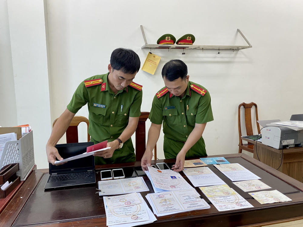 Khởi tố 6 đối tượng làm bằng cấp, giấy tờ giả