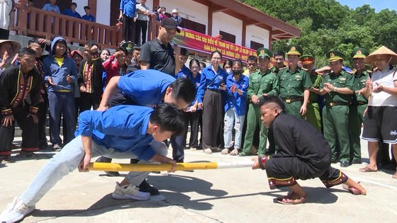 Người dân bản Rào Tre vui Tết Lấp lỗ