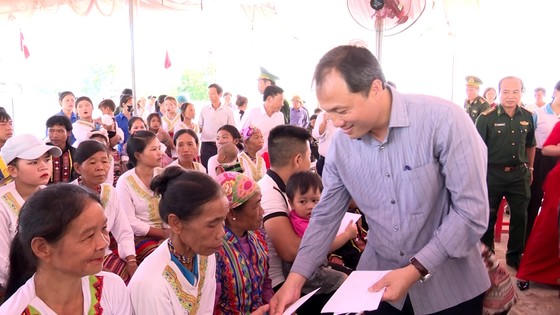 Người dân bản Rào Tre vui Tết Lấp lỗ