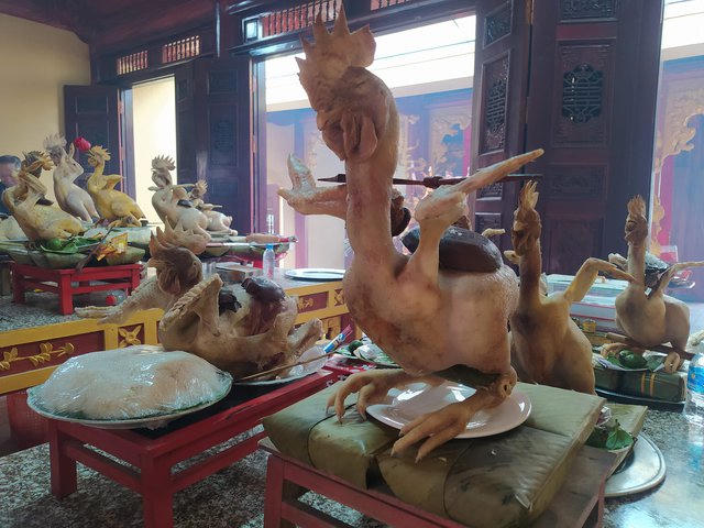 Độc đáo tạo thế “gà bay” trong mâm cúng Rằm tháng 7 ở Hà Tĩnh