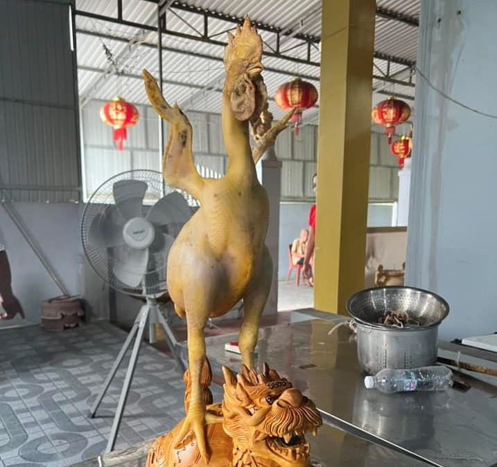 Độc đáo tạo thế “gà bay” trong mâm cúng Rằm tháng 7 ở Hà Tĩnh