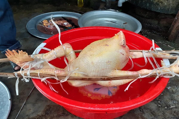 Độc đáo tạo thế “gà bay” trong mâm cúng Rằm tháng 7 ở Hà Tĩnh