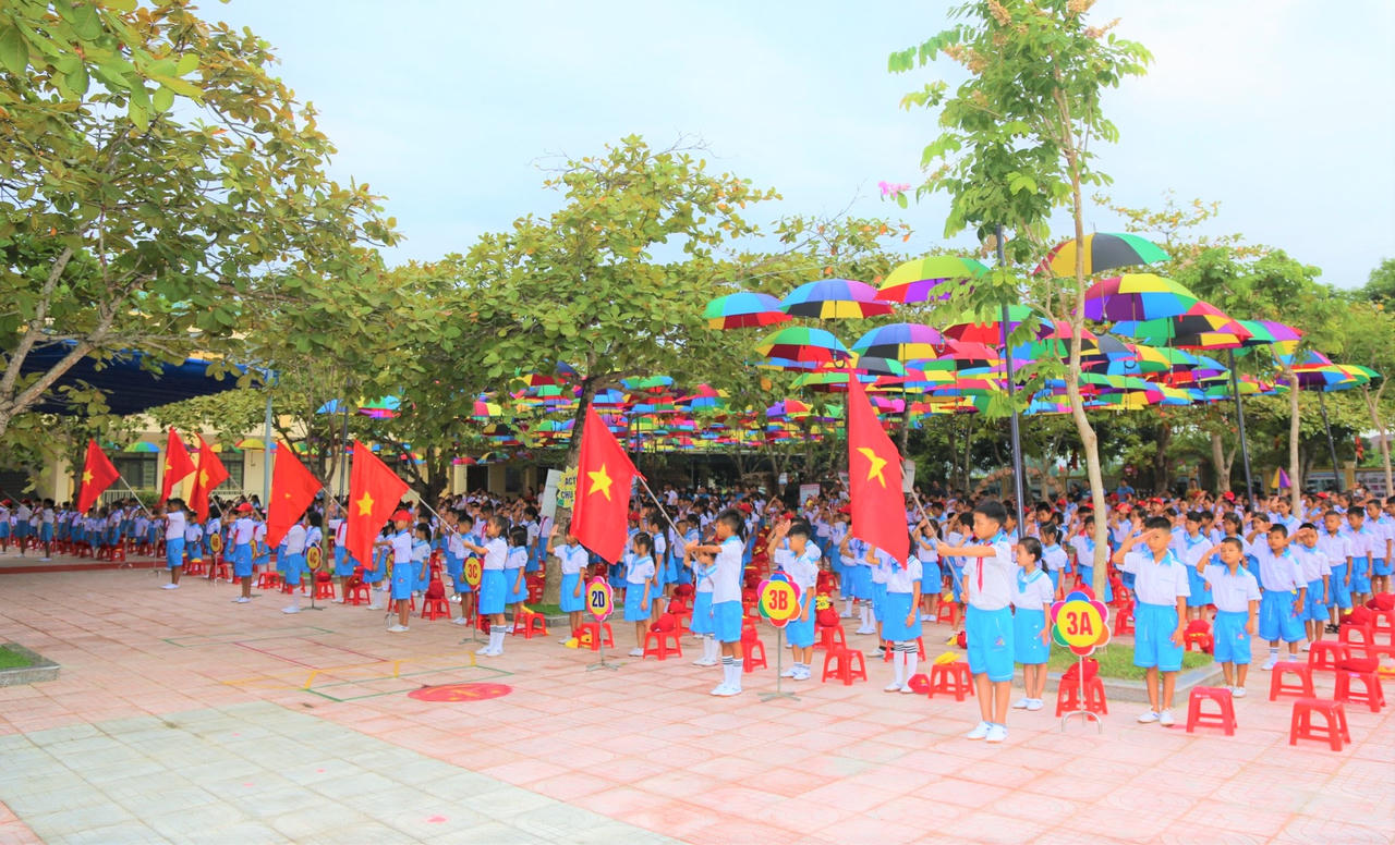 Một huyện tặng cây cảnh cho tất cả các trường học nhân dịp khai giảng