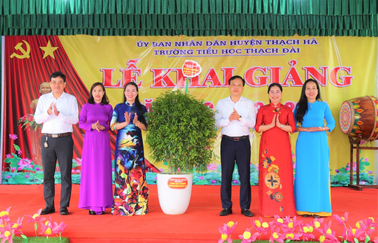 Một huyện tặng cây cảnh cho tất cả các trường học nhân dịp khai giảng