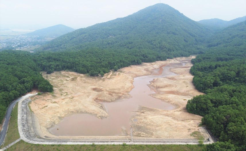 Hồ khô cạn kiệt, hàng ngàn hộ dân thị xã Hồng Lĩnh thiếu nước sinh hoạt trầm trọng