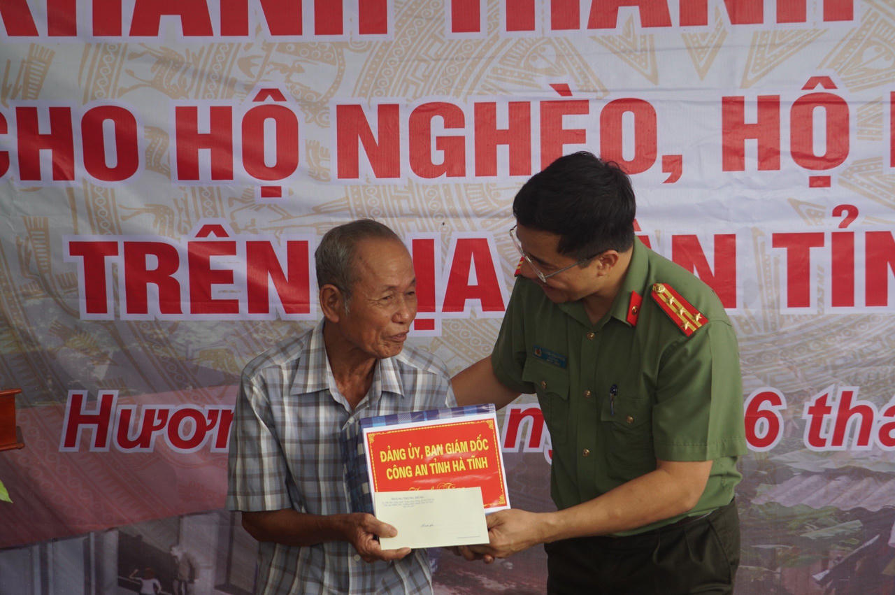 Bộ Công an và tỉnh Hà Tĩnh cùng Tập đoàn BRG và Ngân hàng SeABank bàn giao 600 căn nhà tặng hộ nghèo ở Hà Tĩnh