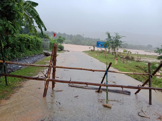Mưa lớn, huyện Hương Khê ngập cục bộ, hàng ngàn học sinh phải nghỉ học