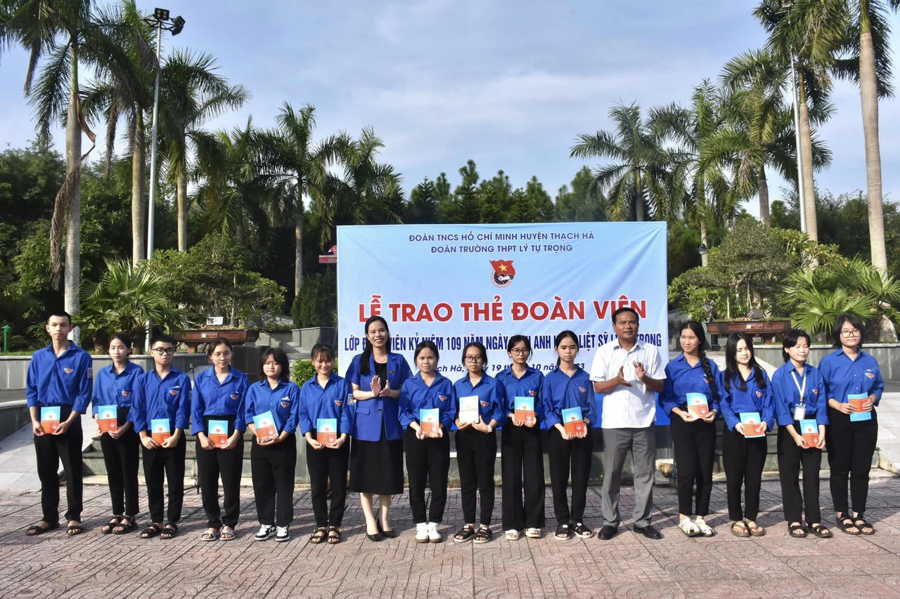 Trao tặng ảnh phục chế chân dung Anh hùng liệt sĩ Lý Tự Trọng