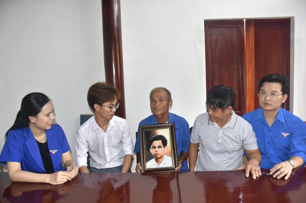 Trao tặng ảnh phục chế chân dung Anh hùng liệt sĩ Lý Tự Trọng