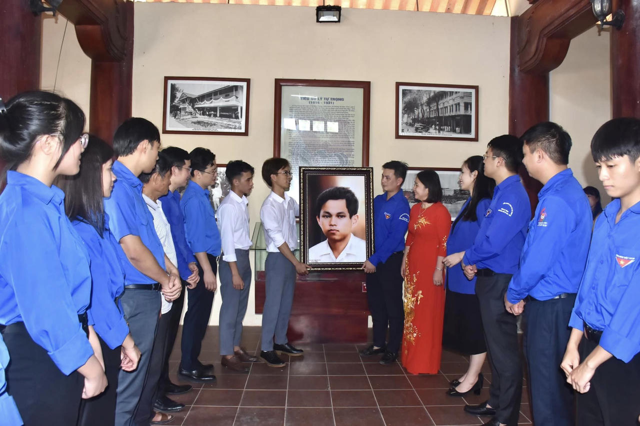 Trao tặng ảnh phục chế chân dung Anh hùng liệt sĩ Lý Tự Trọng