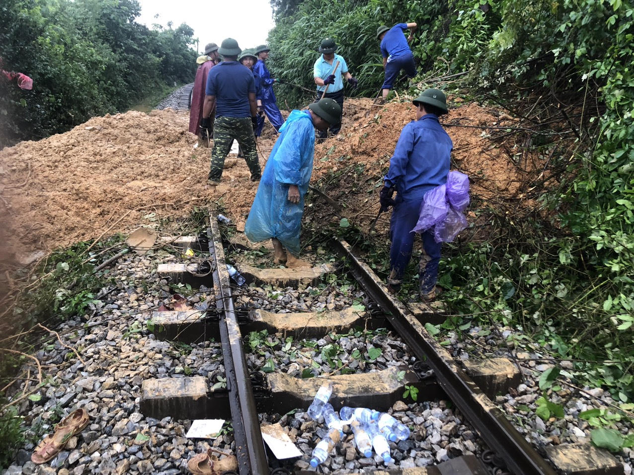 Ngành đường sắt dùng xe ô tô trung chuyển hàng trăm hành khách đi tàu qua đoạn sạt lở ở Hà Tĩnh