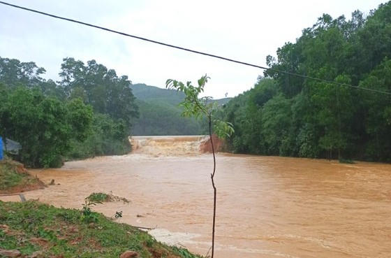 Mưa lớn đường Hồ Chí Minh qua huyện Hương Khê (Hà Tĩnh) ngập sâu