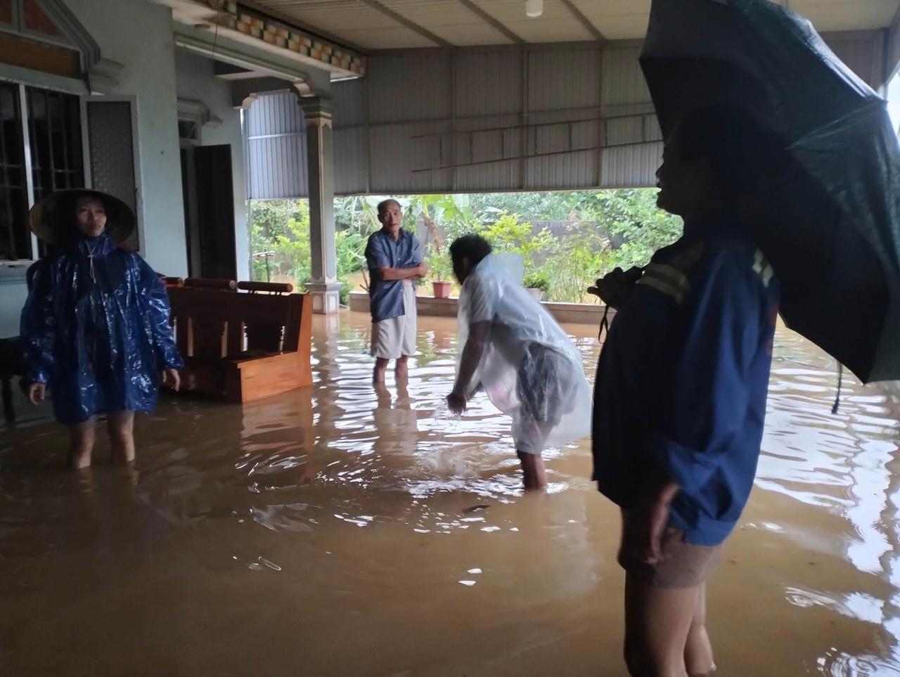 Cứu 9 công nhân mắc kẹt giữa dòng nước lũ ở Hà Tĩnh