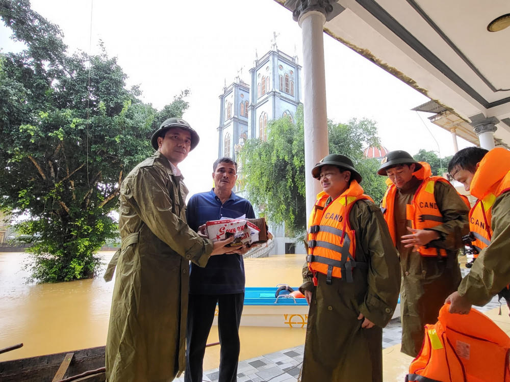 Tập trung khắc phục thiệt hại mưa lũ, đường sắt Bắc - Nam qua Hà Tĩnh thông tuyến trở lại