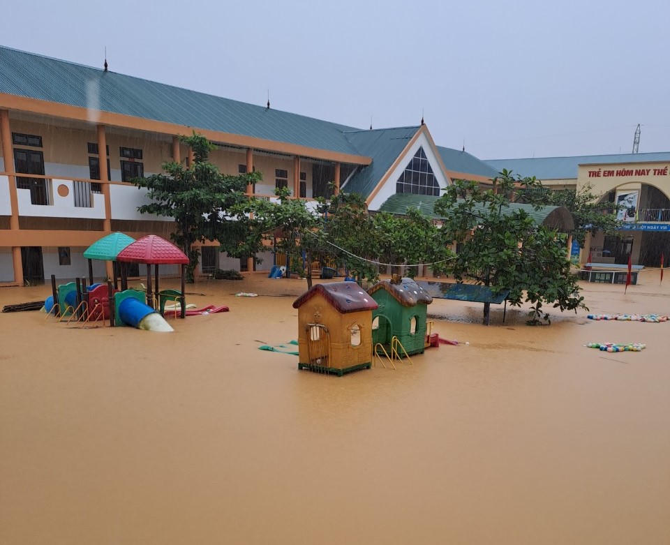 Tập trung khắc phục thiệt hại mưa lũ, đường sắt Bắc - Nam qua Hà Tĩnh thông tuyến trở lại