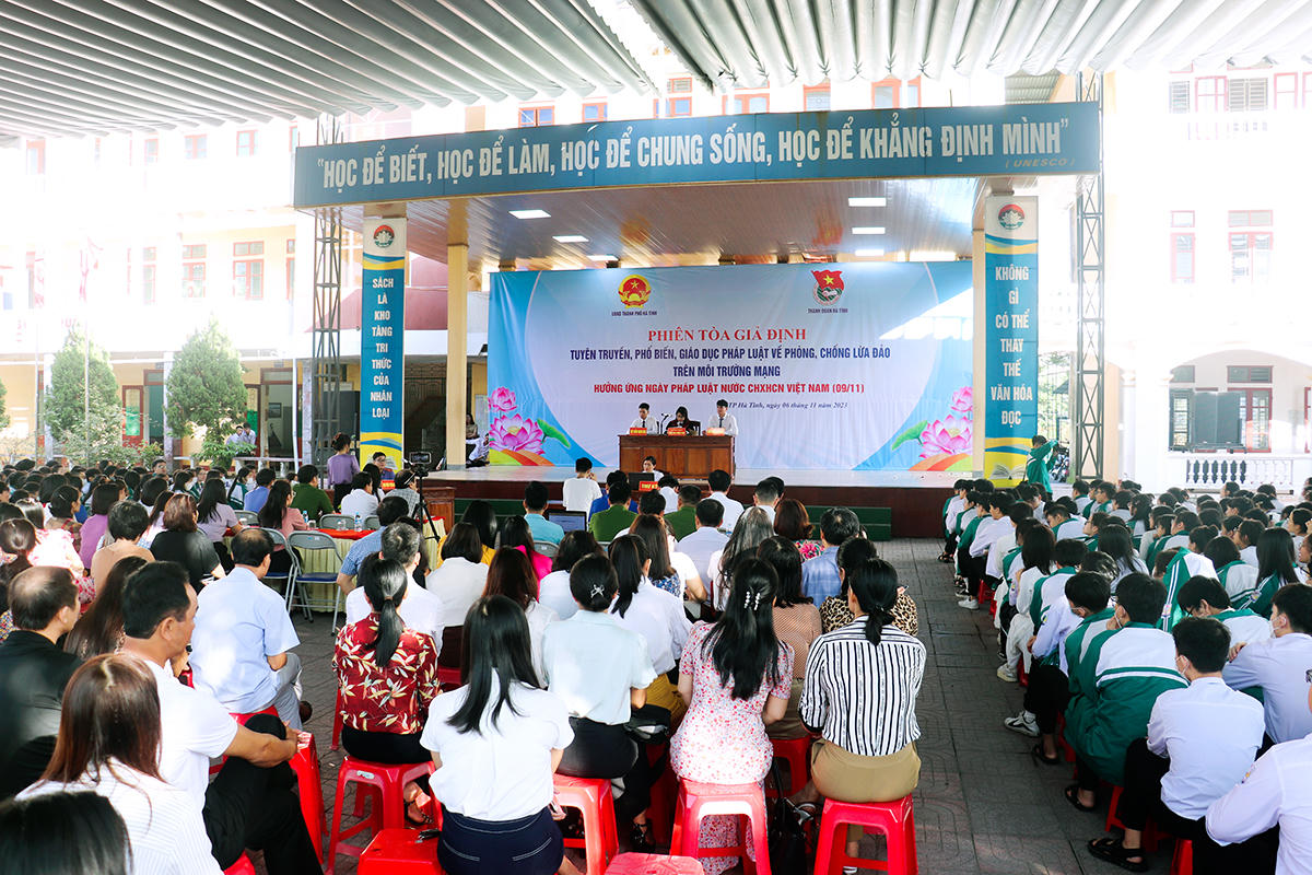 Nhiều trường học ở Hà Tĩnh tuyên truyền phổ biến pháp luật qua phiên tòa giả định