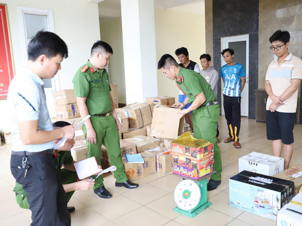 Hà Tĩnh: Triệt phá đường dây buôn bán gần 1,5 tấn pháo trái phép