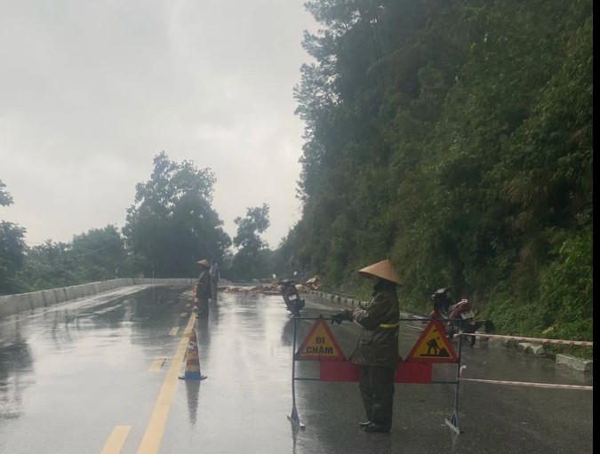 Mưa lớn ngập nhiều tuyến phố, sạt núi ở Hà Tĩnh