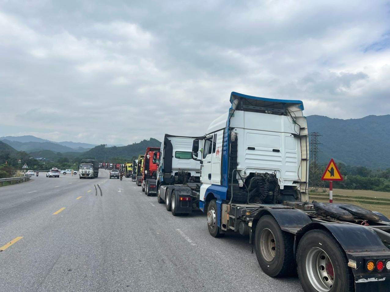 Rầm rộ rước dâu bằng 50 xe đầu kéo trên quốc lộ, công an phải 'vào cuộc'