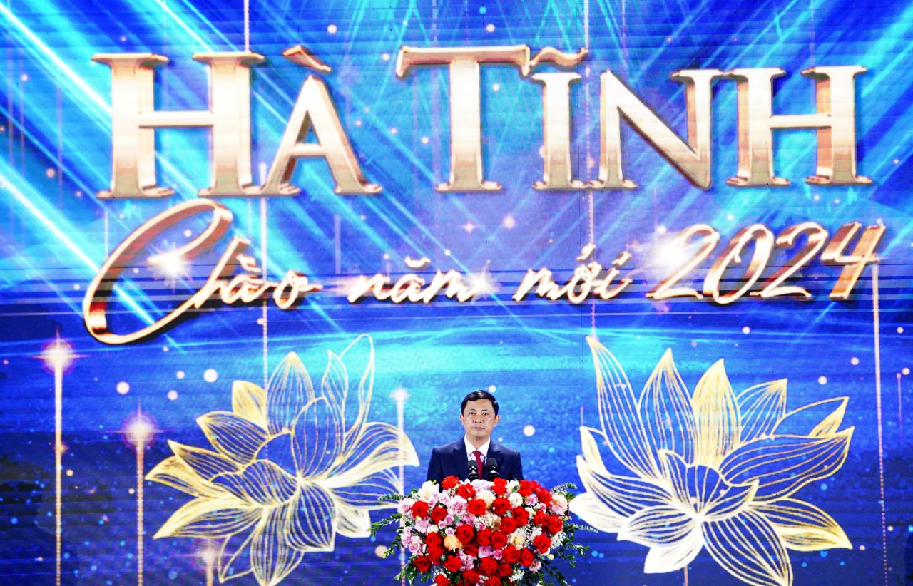 Người dân cả nước tưng bừng chào đón 2024