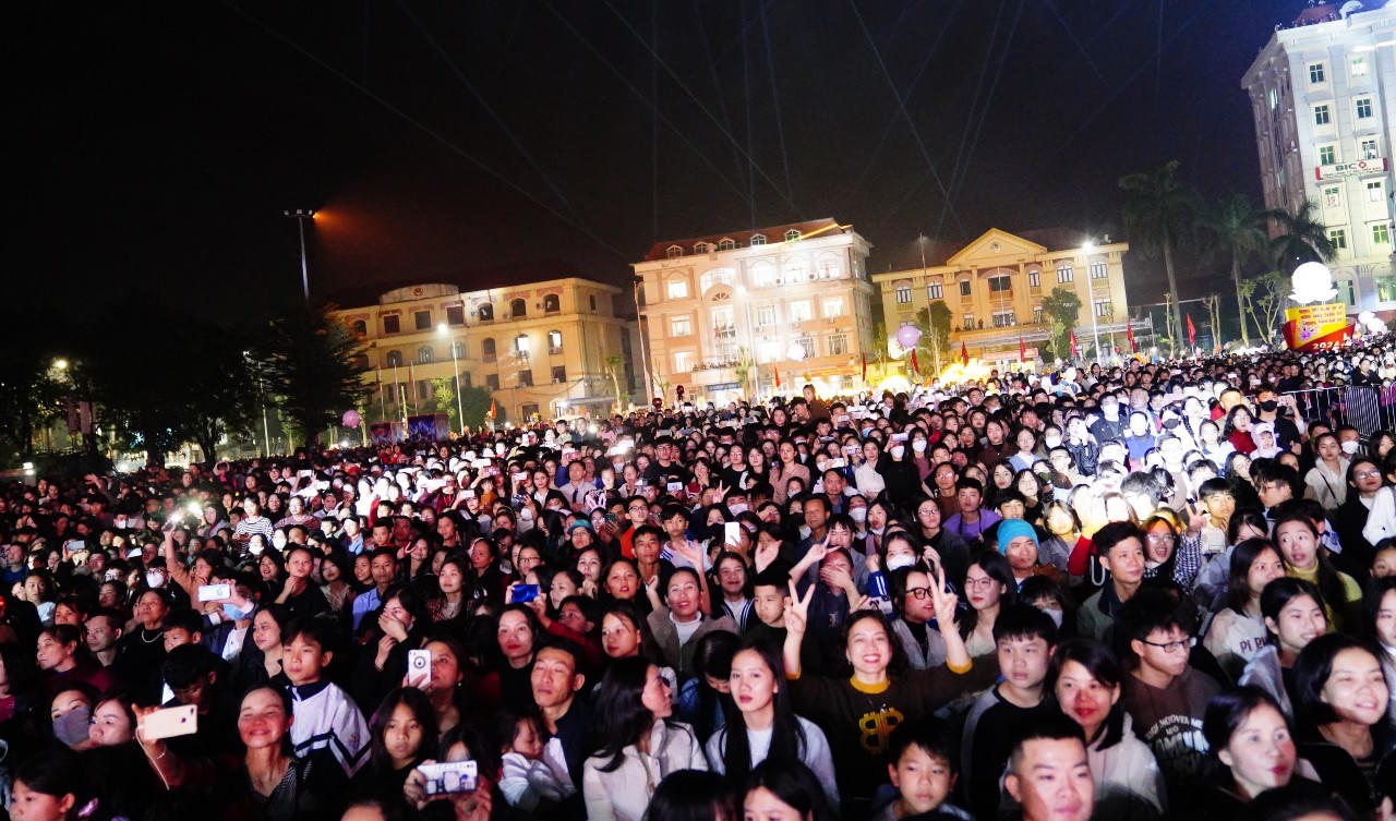 Người dân cả nước tưng bừng chào đón 2024