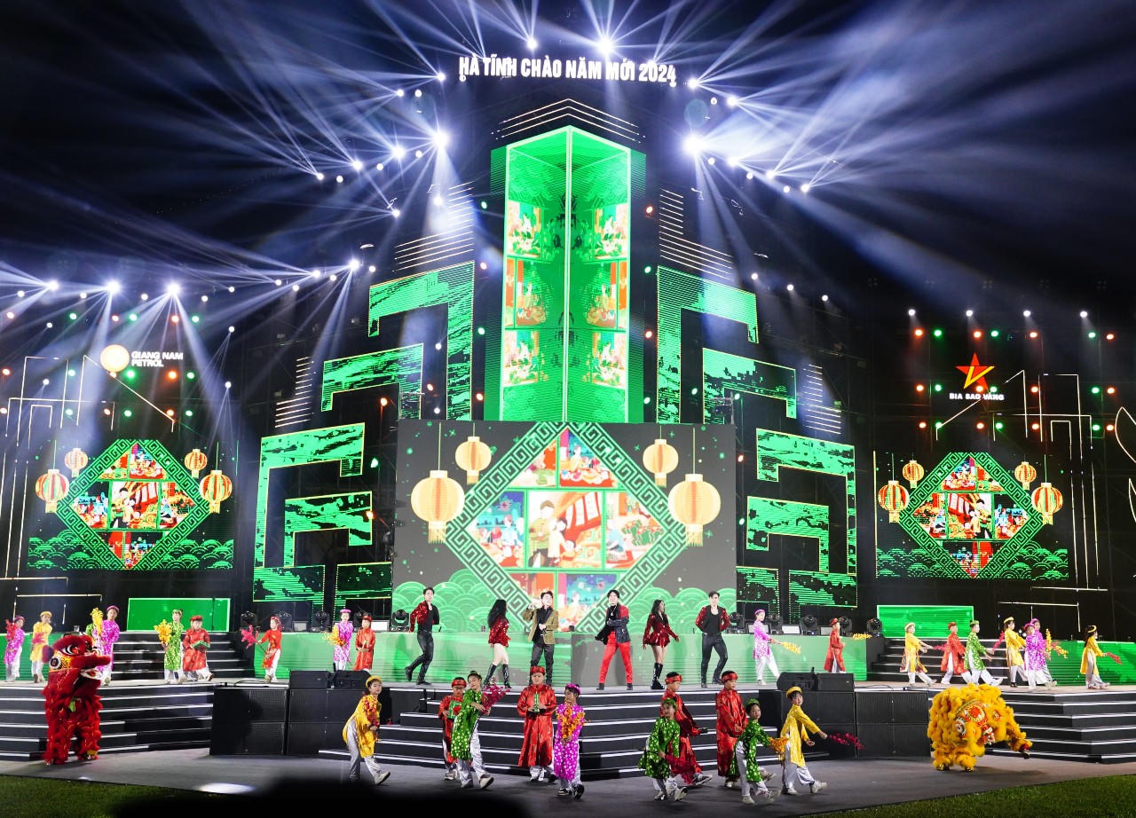 Người dân cả nước tưng bừng chào đón 2024