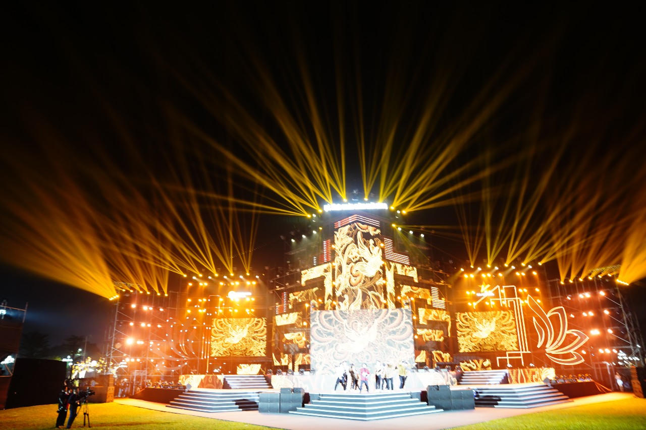 Người dân cả nước tưng bừng chào đón 2024