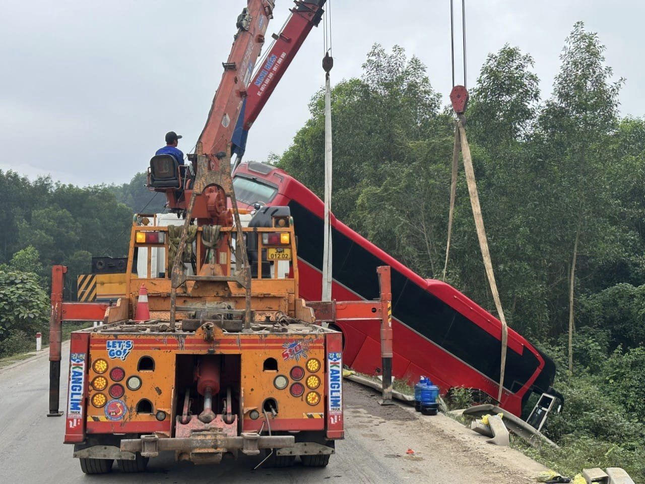 Ô tô khách chở 30 người lao xuống vệ đường ở Hà Tĩnh