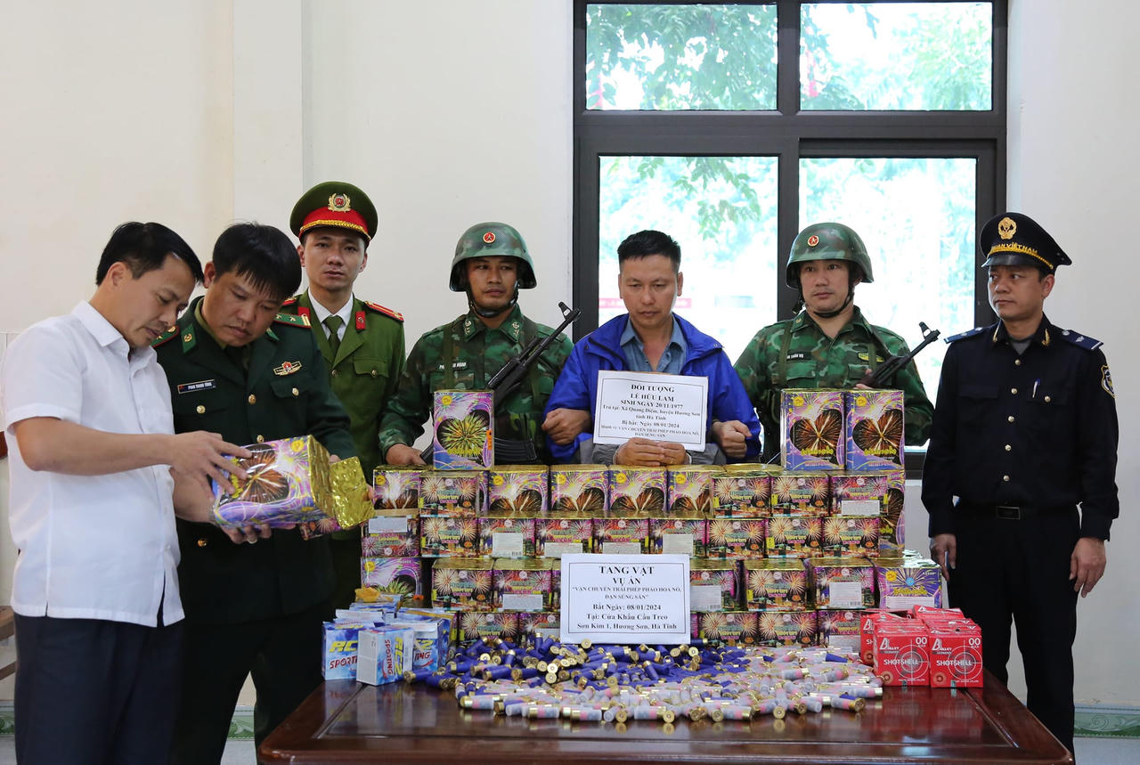 Phát hiện khoang tự chế xe khách chở đầy đạn, pháo 