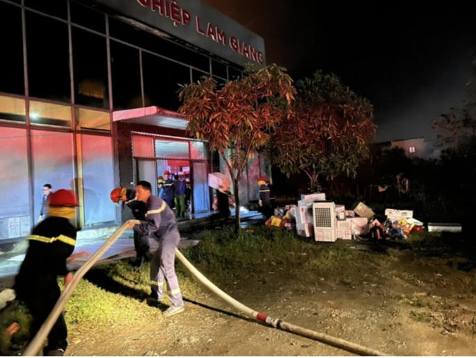 Xưởng gỗ công nghiệp “phát hỏa” lúc nửa đêm