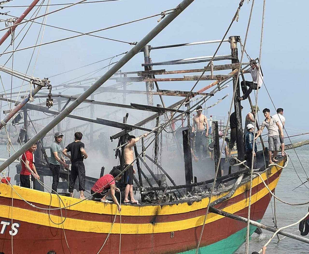 Hà Tĩnh: Tàu cá bốc cháy dữ dội khi đang neo đậu