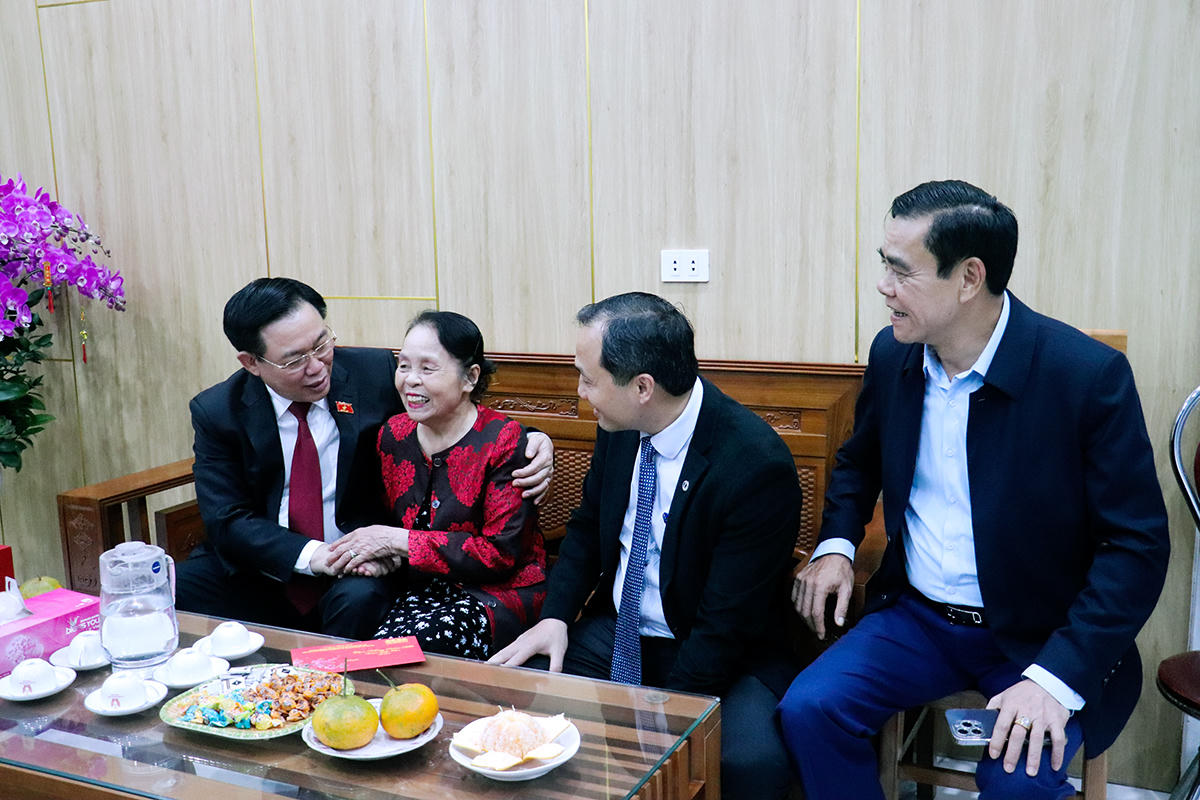 Chủ tịch Quốc hội dâng hương tưởng niệm Chủ tịch Hồ Chí Minh và chúc tết tại Hà Tĩnh