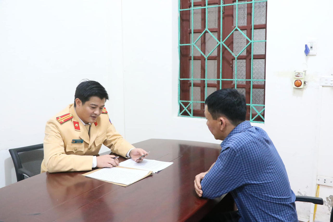 Xử phạt tài xế xe biển xanh lắp đặt sử dụng còi ưu tiên sai quy định