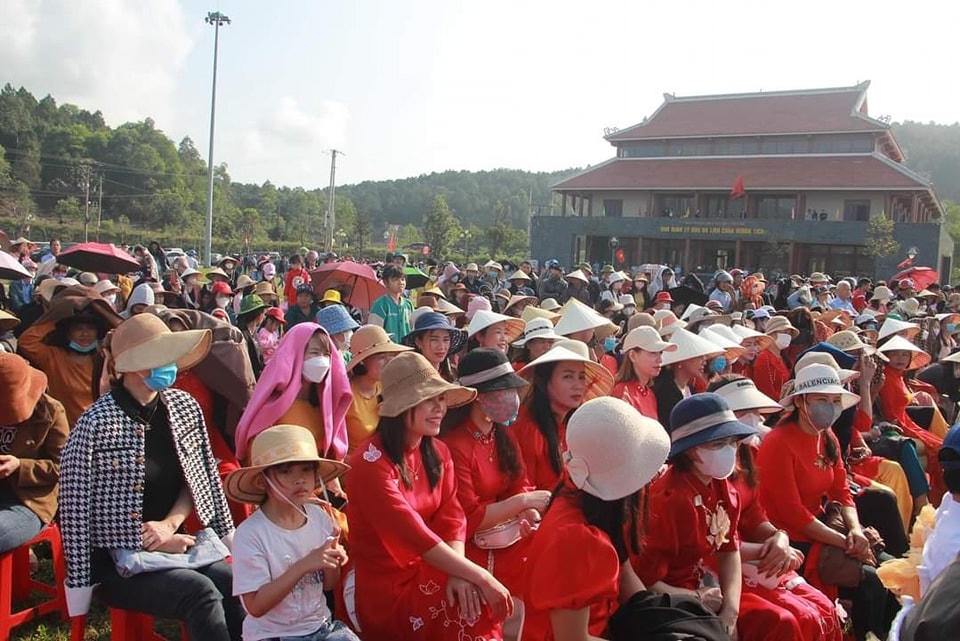 Hàng ngàn người đổ về chùa Hương Tích ở Hà Tĩnh trong ngày khai hội