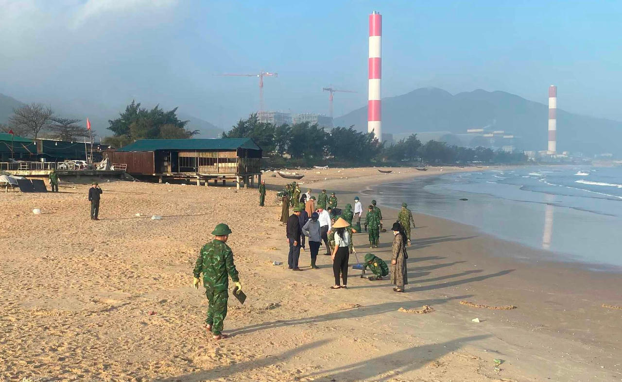 Làm rõ nguyên nhân dầu vón cục dạt vào bờ biển Hà Tĩnh