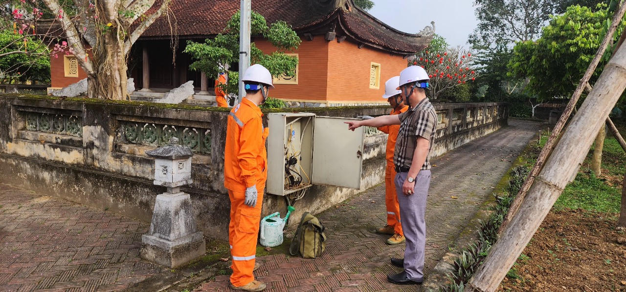 Công ty Điện lực Hà Tĩnh đảm bảo cấp điện phục vụ mùa lễ hội đầu năm 2024