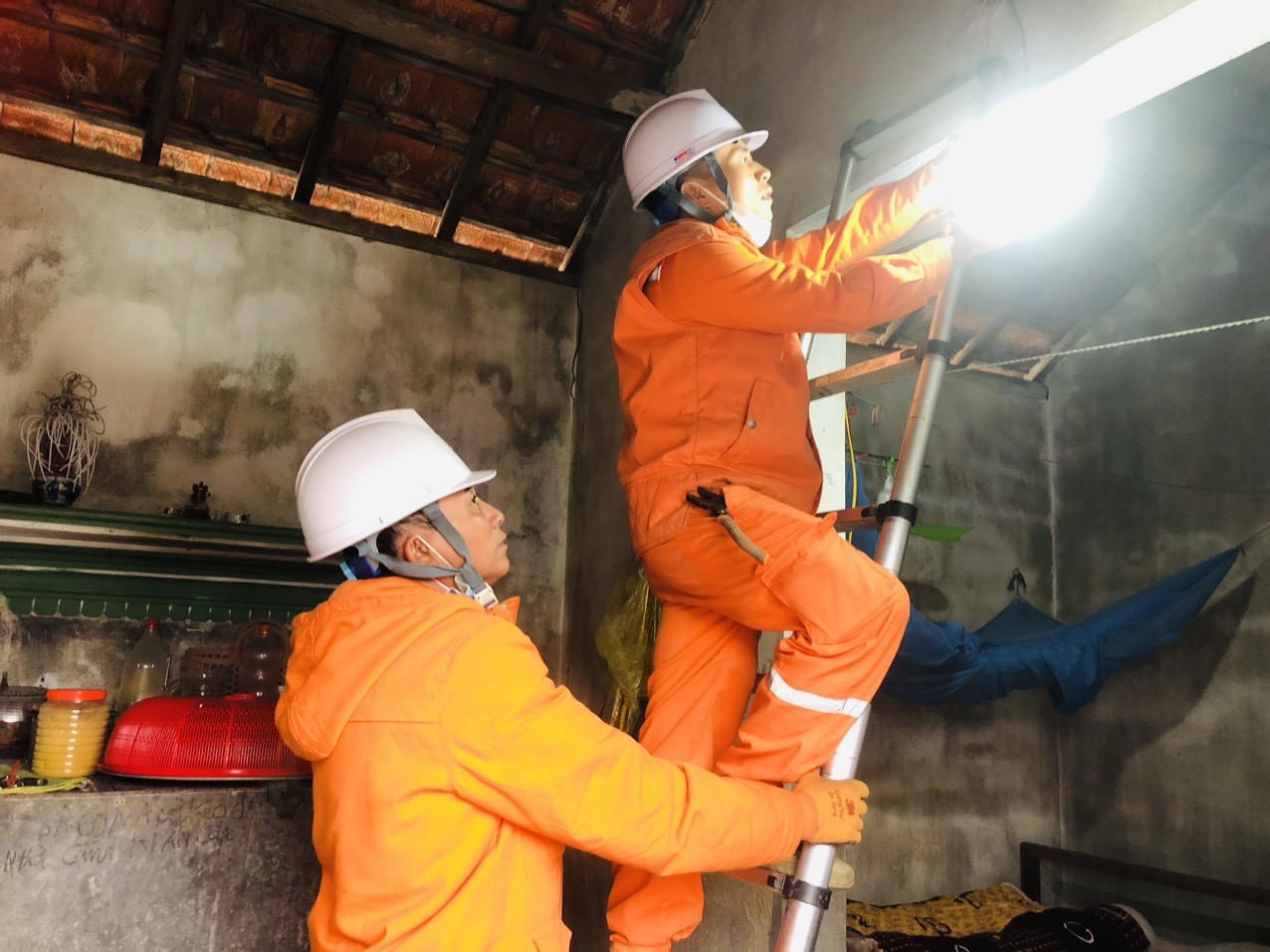 Điện lực Hà Tĩnh tuyên truyền hướng dẫn khách hàng nhiều giải pháp hiệu quả kiểm soát hóa đơn tiền điện