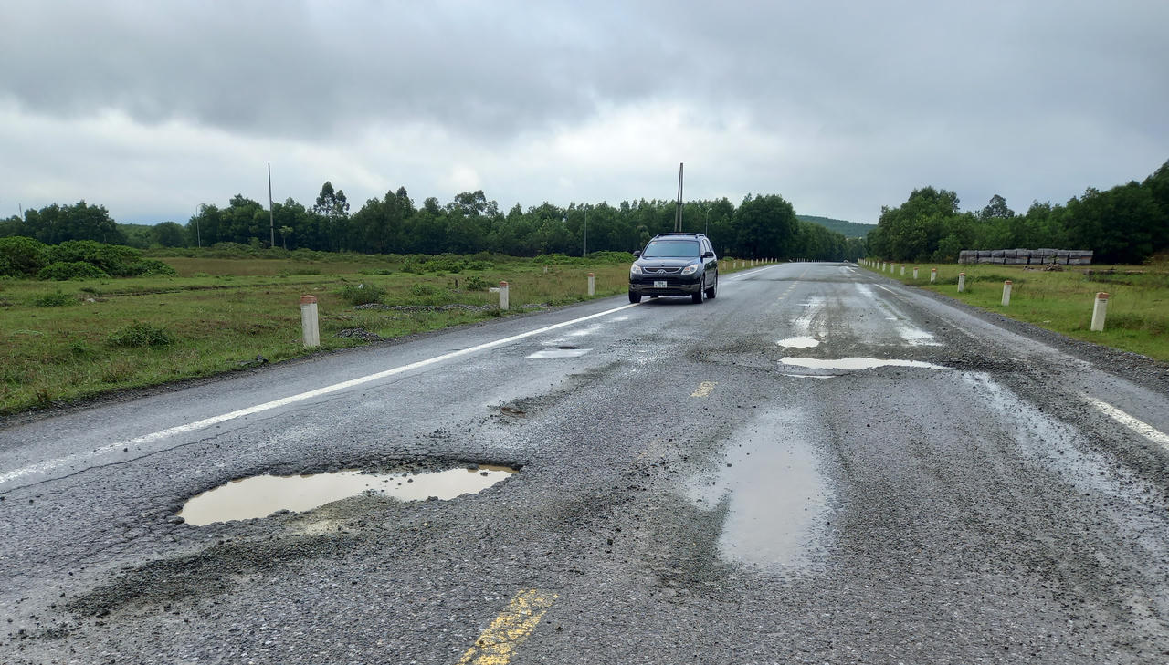 Tuyến đường chưa quyết toán đã xuống cấp ở Hà Tĩnh: Đơn vị thi công đã vào sữa chữa