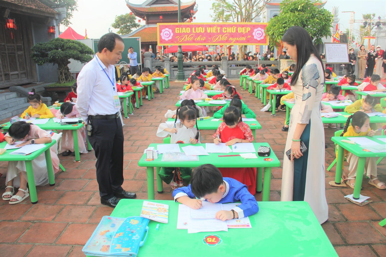 Phó Thủ tướng Trần Hồng Hà dâng hương và tham dự lễ hội Văn Miếu tại Hà Tĩnh