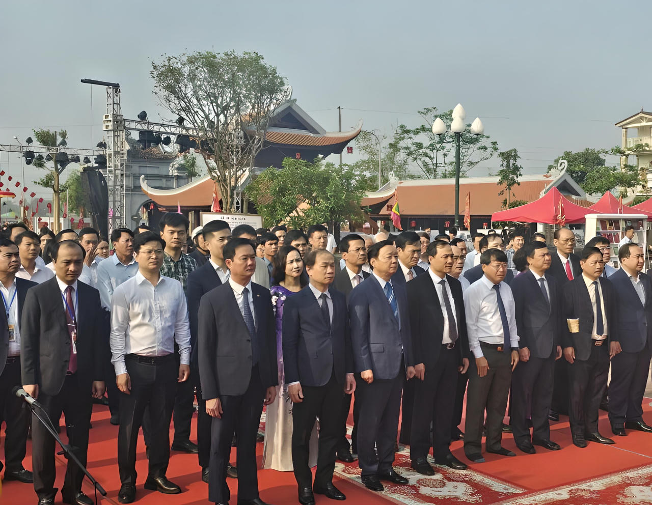 Phó Thủ tướng Trần Hồng Hà dâng hương và tham dự lễ hội Văn Miếu tại Hà Tĩnh