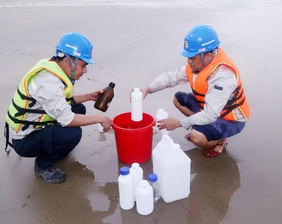 Tảo nở hoa, bãi biển Thiên Cầm chuyển màu đỏ?