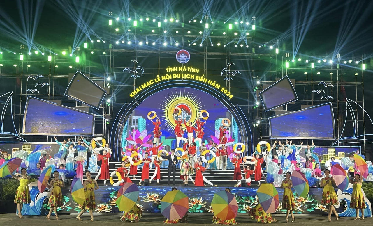 Thiên Cầm rực rỡ với màn bắn pháo hoa khai trương du lịch biển